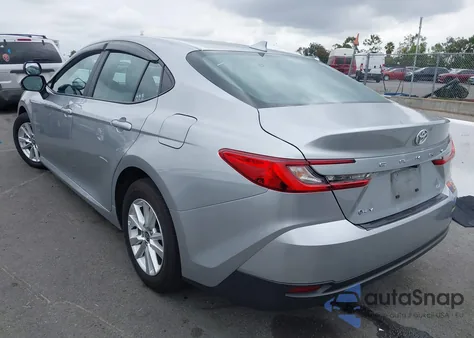 2025 Toyota Camry Le z USA, uszkodzony, nr VIN 4T1DAACK7SU086223